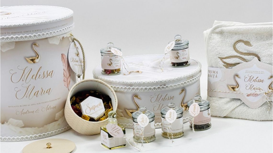 SET PRIMA BĂIȚĂ DUPĂ BOTEZ Ritualul blând al apei vegheat de nași Swan Feather 54